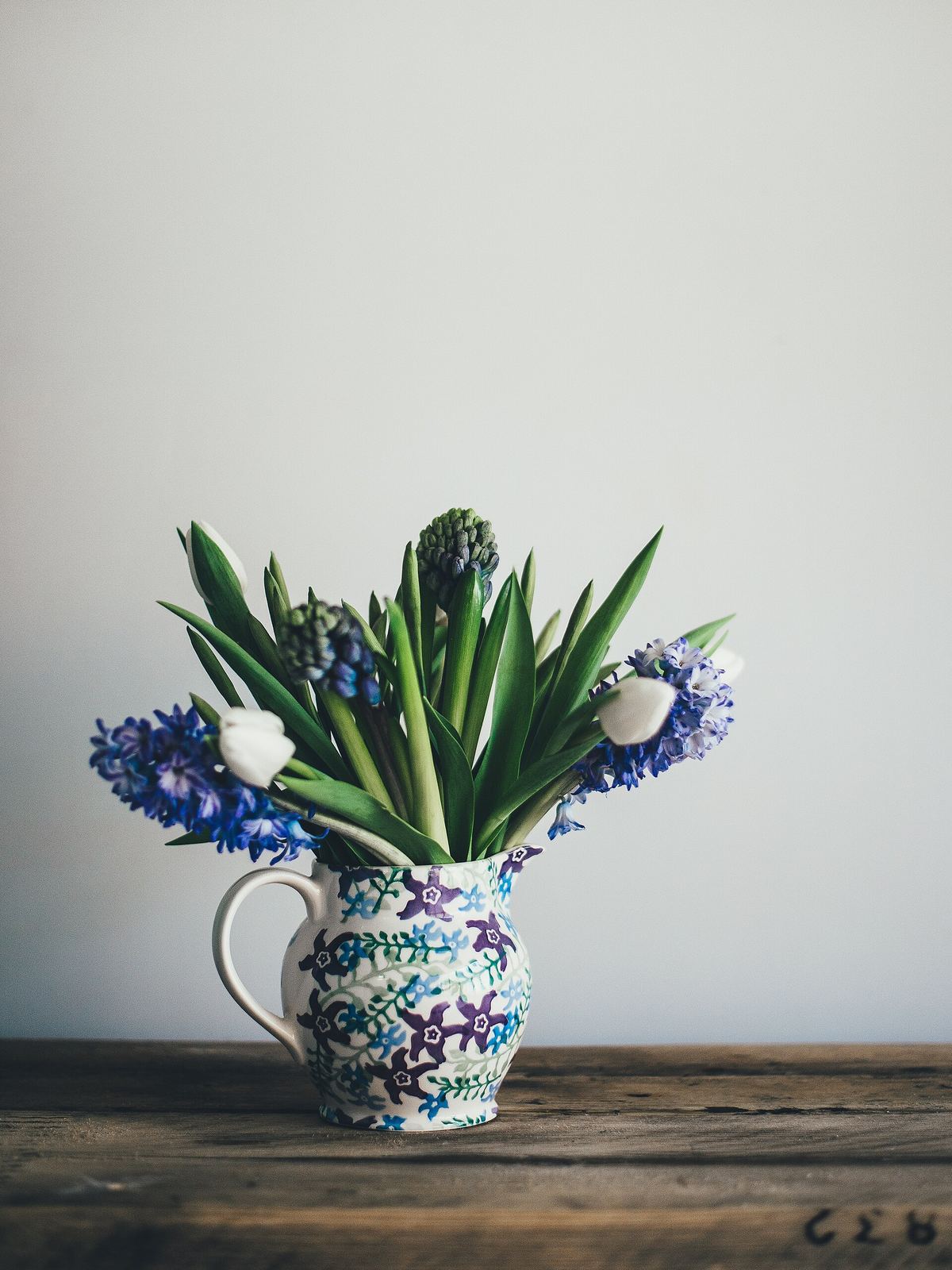 Vaso de flores sobre uma mesa de madeira