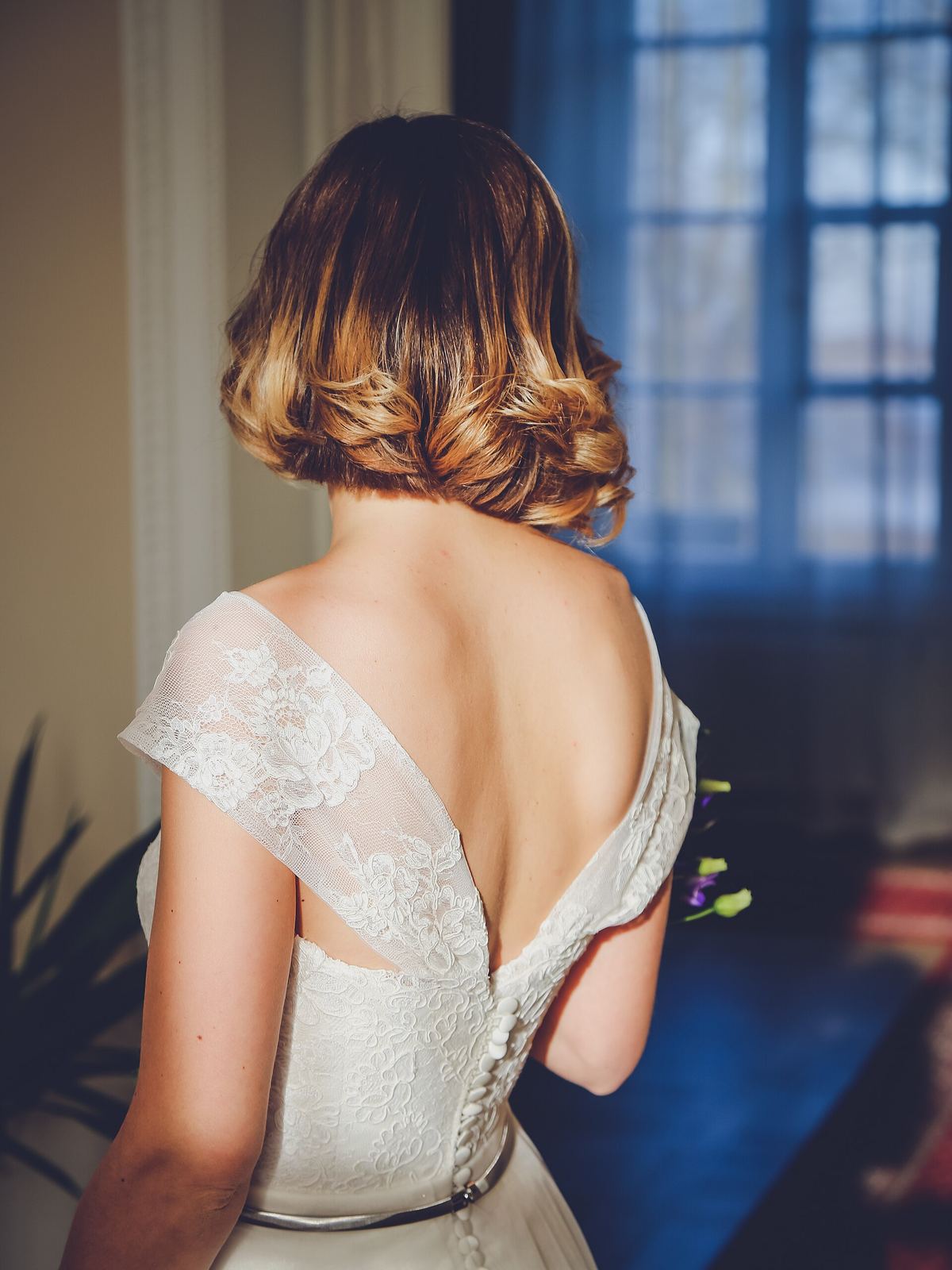 Costas de um vestido de renda